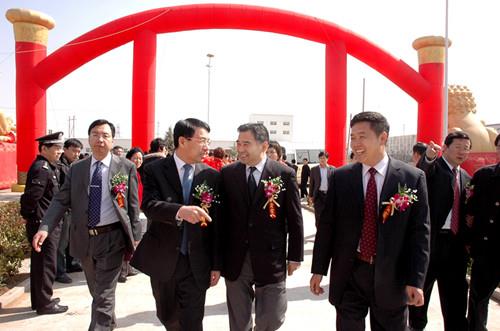 青島市委常委、市委秘書長王魯明，青島市人大副主任、工商聯(lián)主席徐航來公司視察工作
