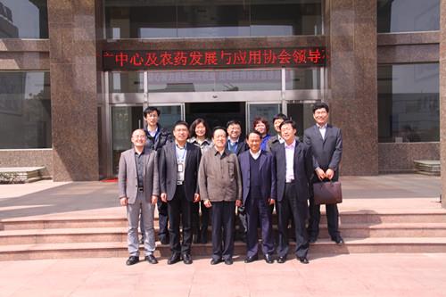 全國農(nóng)技推廣服務(wù)中心、中國農(nóng)藥發(fā)展與應(yīng)用協(xié)會(huì)領(lǐng)導(dǎo)蒞臨海利爾藥業(yè)集團(tuán)進(jìn)行調(diào)研
